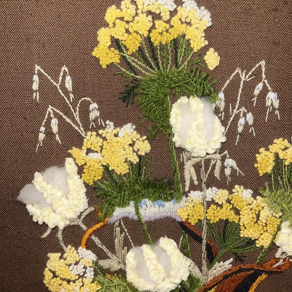 Vintage MCM Crewel Embroidery Large Framed Flowers 18 1/2 X 22 1/2" - Picture 2 of 5